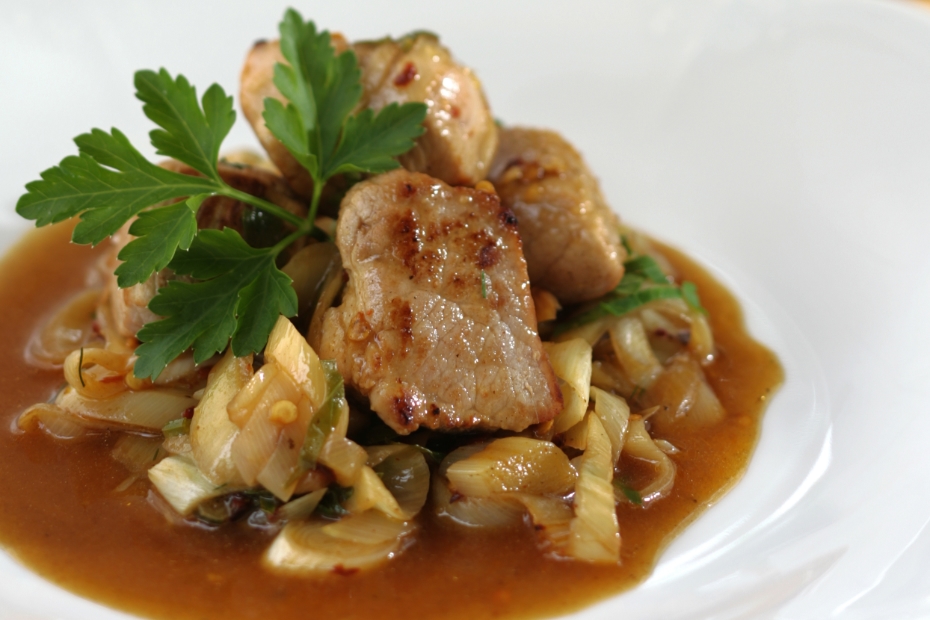PRASOTIGANIA_LEEK-PORK-IN-SKILLET