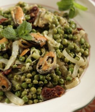 Peas in a Pot with Fennel, Sun-dried Tomatoes and Mussels