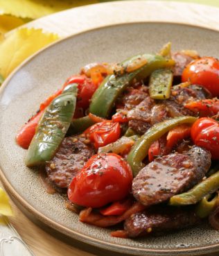 Sausage-Pepper Stew from Pelion / Spetsofai