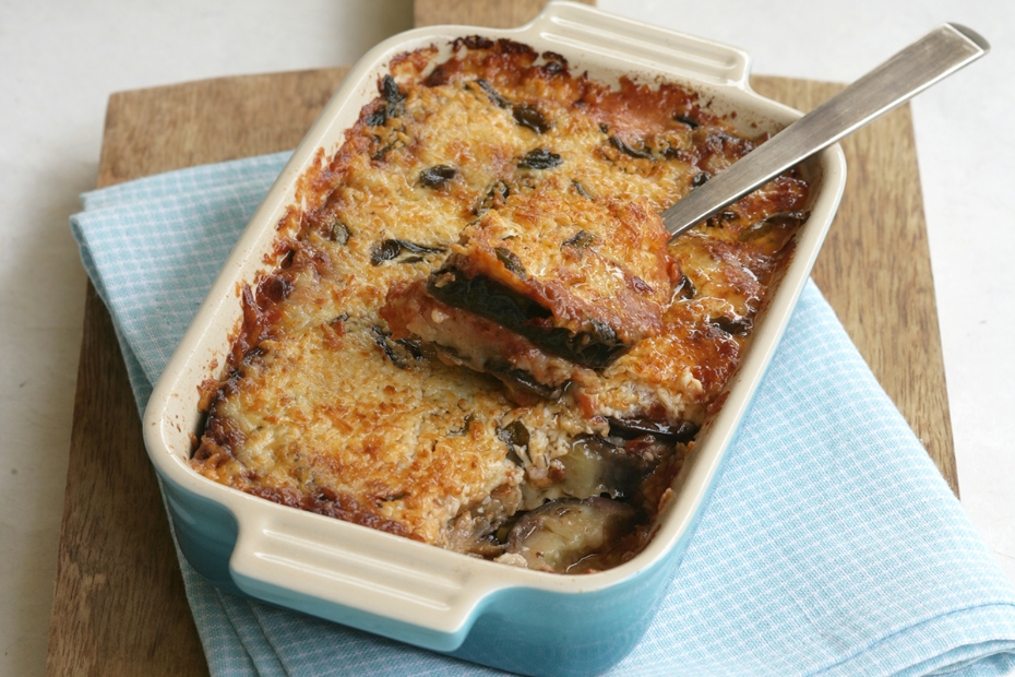 Eggplant in the oven with tomatoes and cheese