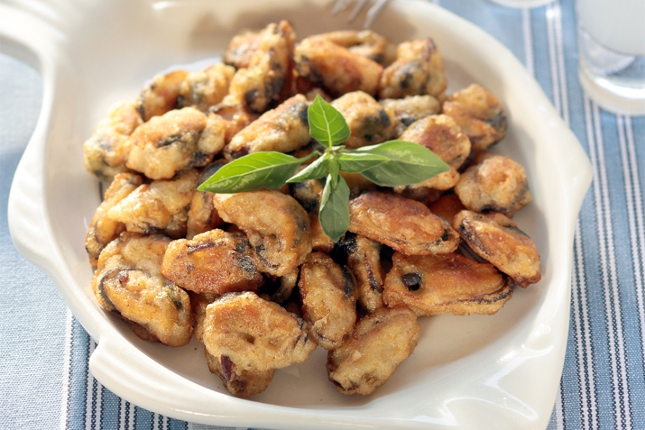 Batter-dipped fried mussels with roasted red pepper sauce