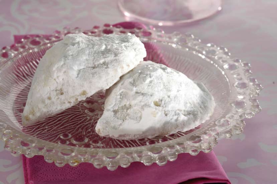 Kourambiedes, the Greek Christmas shortbread cookies