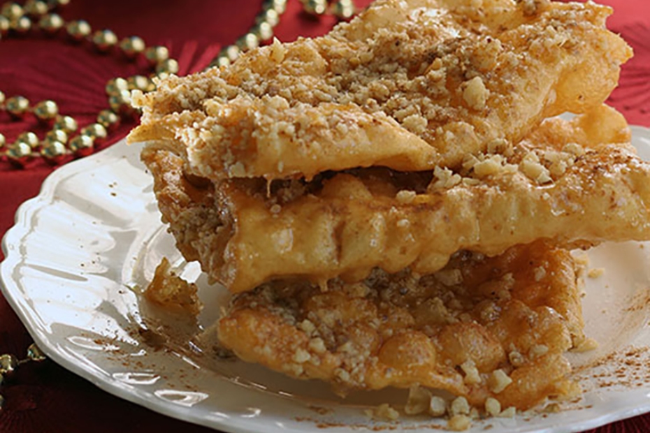 Fried dough strips with honey