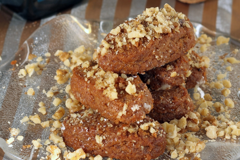 Christmas Cookies with Olive Oil, Mastiha and Nuts