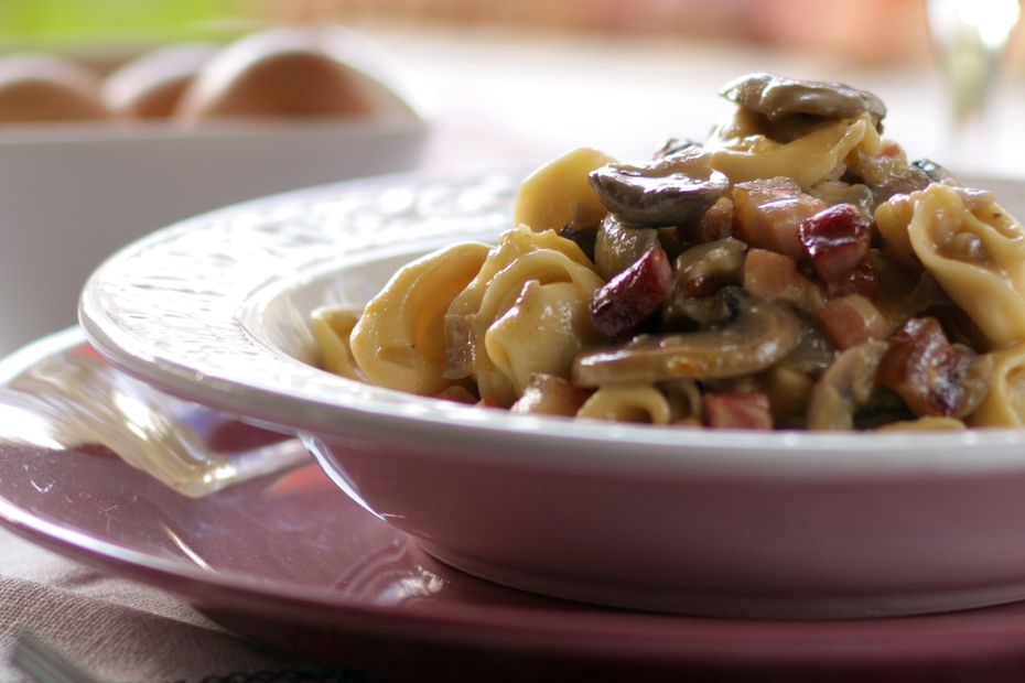 Tortellini with mushrooms, bacon and yogurt cream