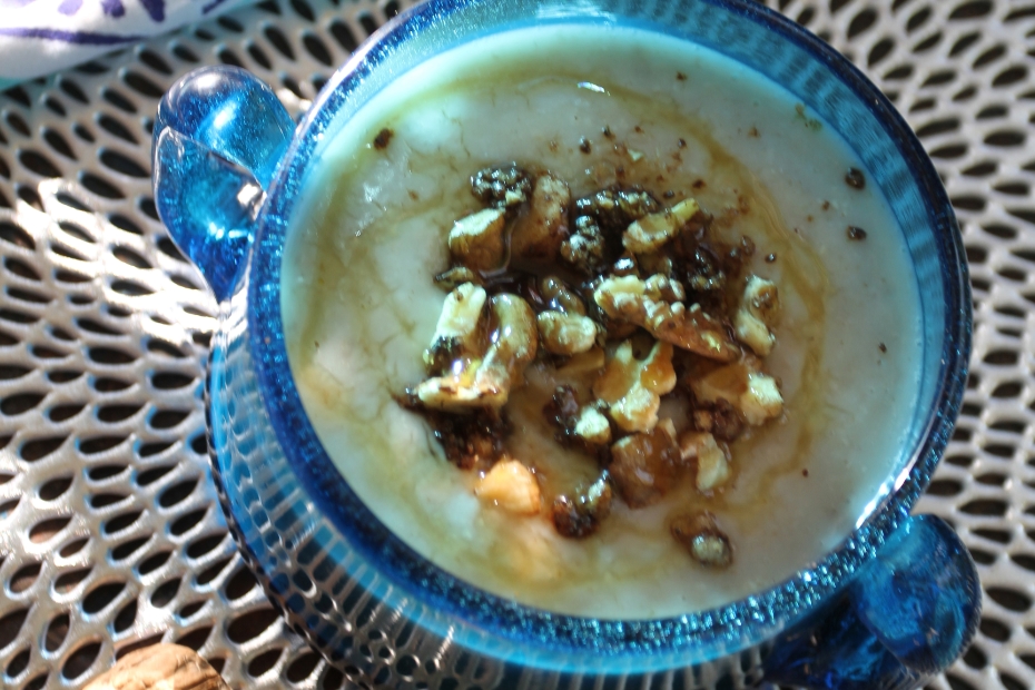 Oatmeal inspired by baklava, with Greek honey, walnuts, raisins, cinnamon