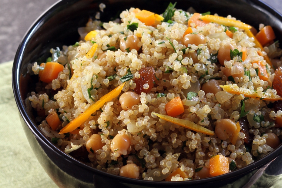 Quinoa with onions, carrots, chick peas and raisins