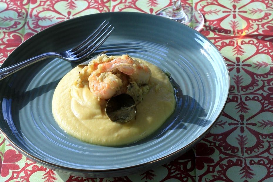 Greek recipe for shrimps with lava puree