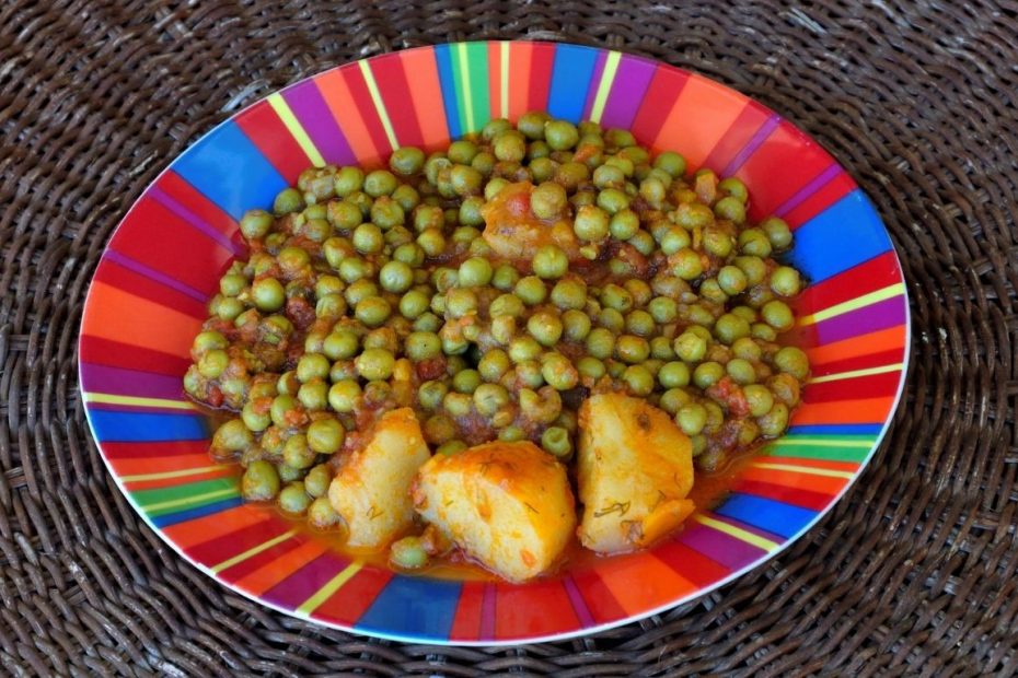Slow cooked peas with tomato and herbs