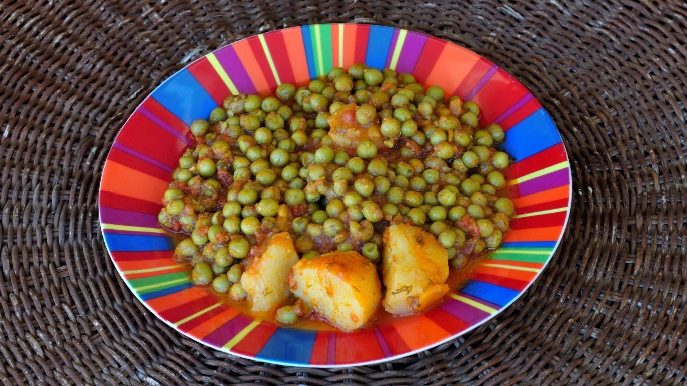 Slow cooked peas with tomato and herbs
