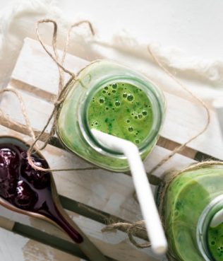 Sour Cherry Smoothie with Kiwis, Spinach and Greek Yogurt