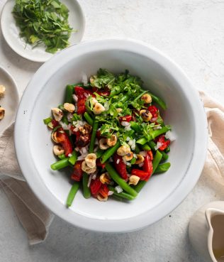 WARM GREEN BEANS WITH CHOPPED WHITE ONION AND HAZELNUTS