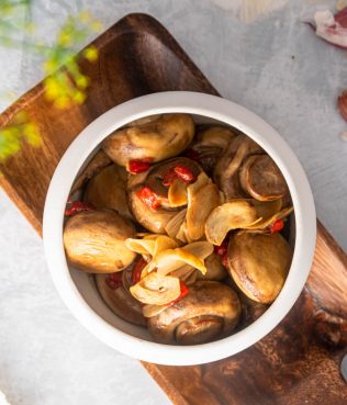 SPICY MUSHROOMS WITH CHILI PEPPERS AND GARLIC