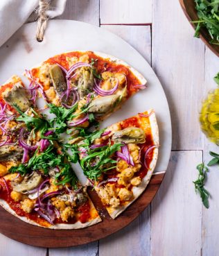 EASY-PEASY VEGAN PIZZA with CHICKPEAS, ARTICHOKES AND ARUGULA