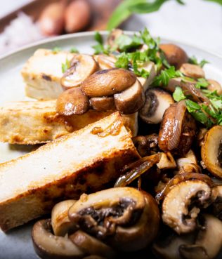 SEARED TOFU  WITH PORTOBELLO MUSHROOMS, SHALLOTS AND HERBS