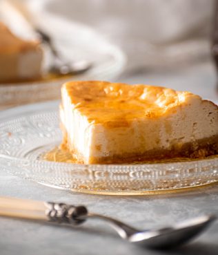 No-bake Vegan Cheesecake With Greek Flavors, Coconut Crust And Cinnamon