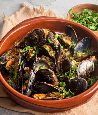 SPICY STEAMED MUSSELS FILLED WITH NUTS, ONIONS AND HERBS