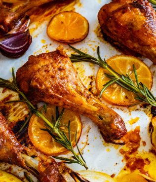 Low-Carb Sheet-Pan Chicken Drumsticks Roasted with Oranges, Onions and Rosemary