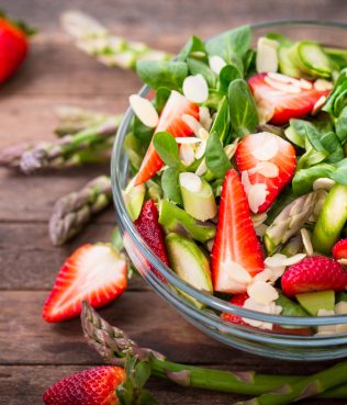 FRESH ASPARAGUS SALAD WITH STRAWBERRIES AND ALMONDS