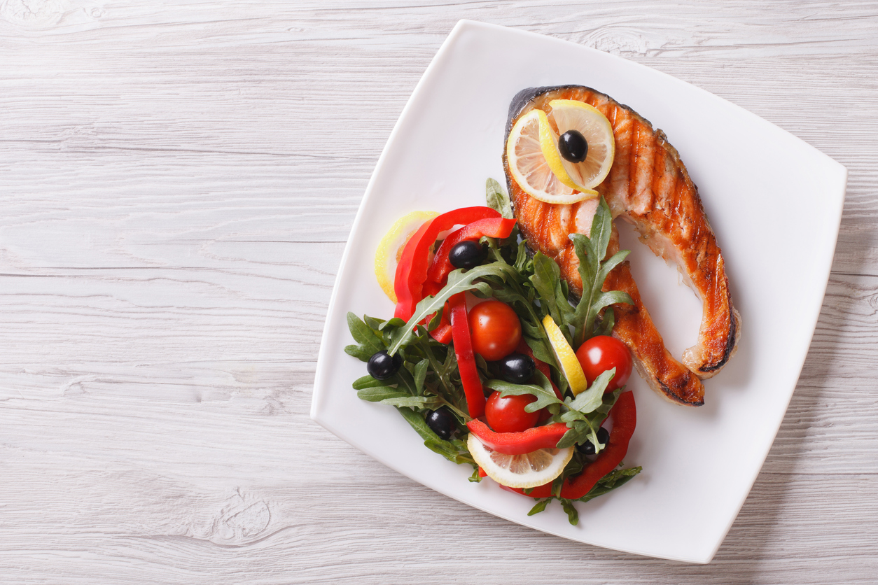Salmon grilled with Greek olives and tomatoes