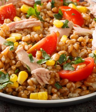 GRAIN SALAD WITH TOMATOES, CORN AND TUNA
