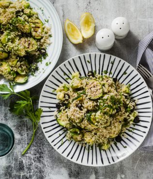 BROWN RICE SALAD WITH ZUCCHINI, AVOCADO & KALAMATA OLIVES