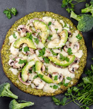 BROCCOLI CRUST PIZZA WITH MUSHROOMS, AVOCADO AND CREAMY LIGHT CHEESE SAUCE