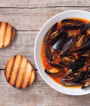 MUSSELS COOKED IN TOMATO SAUCE