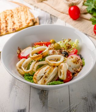 SALAD WITH SQUID AND VEGETABLES