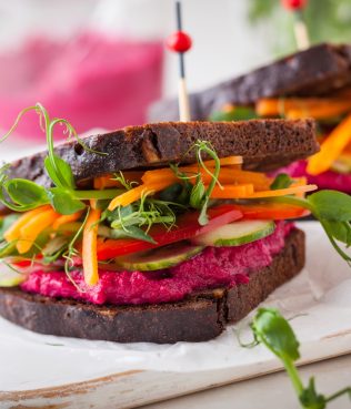 WHOLE GRAIN SANDWICH WITH BEET HUMMUS (VEGAN)