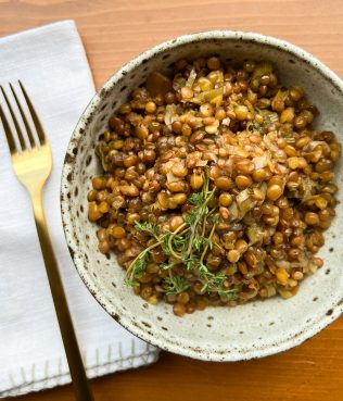 Sweet and Sour Lentils Baked with Honey, Vinegar and Leeks